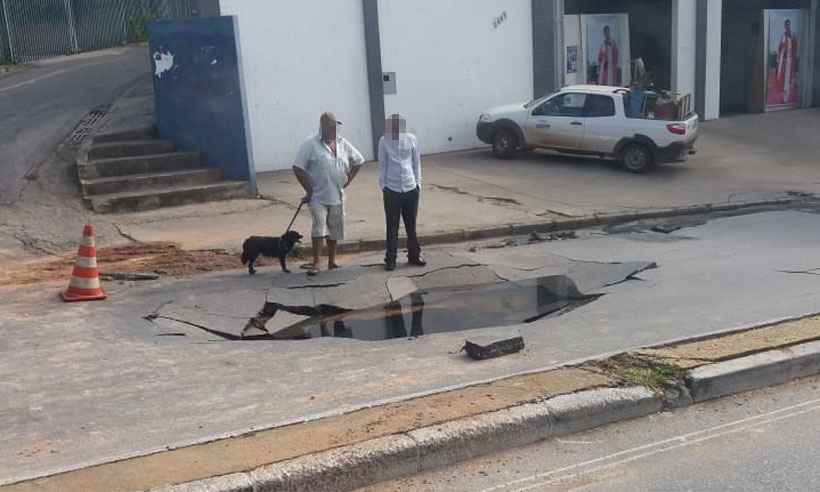 Obra em adutora de água interdita trecho da Rua Padre Pedro Pinto, em Venda Nova  - Cristiane Silva/EM/DA Press