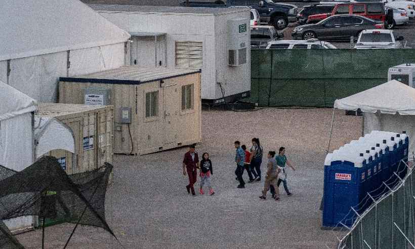 Maus-tratos a crianças na fronteira expõem política migratória de Trump - Paul Ratje / AFP