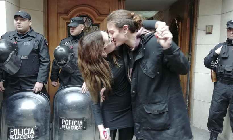 Mulher presa depois de beijar esposa denuncia preconceito - STRINGER / NOTICIAS ARGENTINAS / AFP

