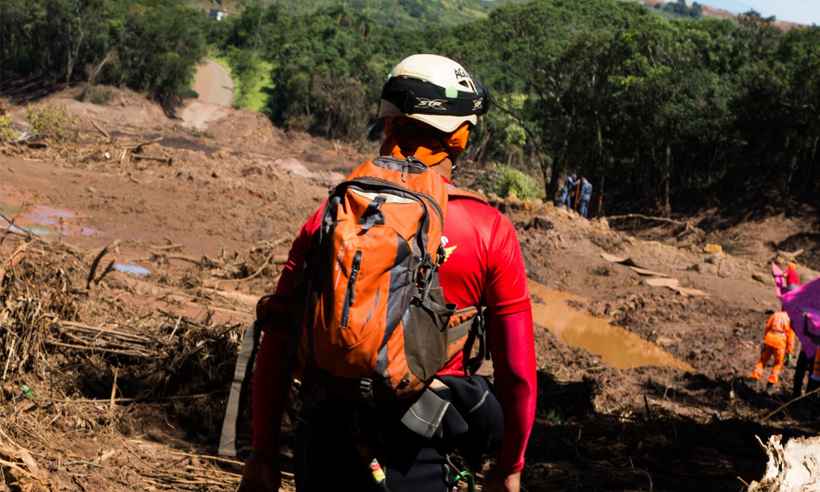 Serviço de inteligência dos bombeiros segue nas buscas em Brumadinho