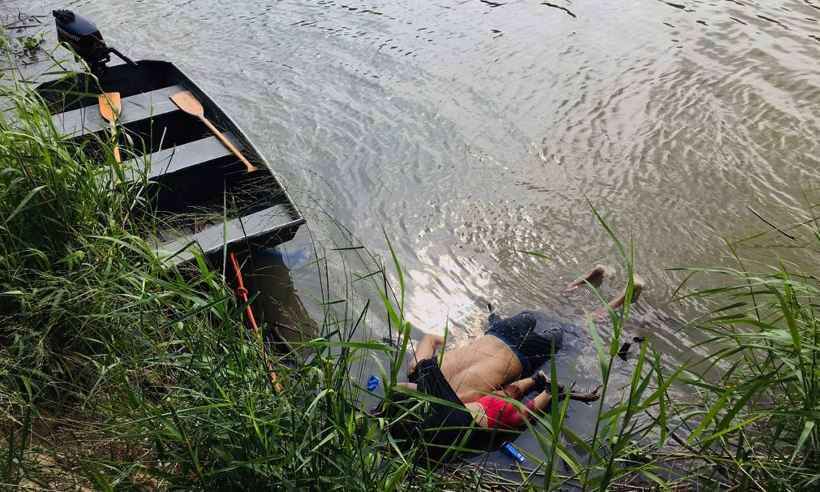 Corpos de migrante e filha que morreram afogados são velados em El Salvador - AFP