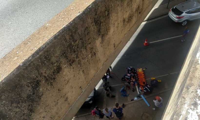 Motociclista bate em carro e cai de viaduto em Belo Horizonte - William Servino/Divulgação