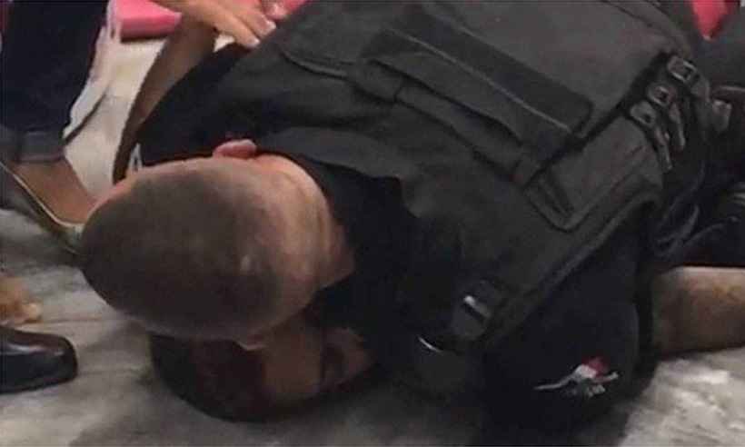 Justiça aceita denúncia contra vigilantes que sufocaram jovem no Extra - Reprodução 