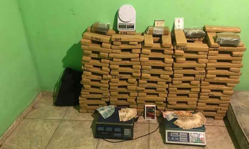 Casa 'exala' cheiro de maconha e PM apreende 220 barras da droga em BH - Polícia Militar/Divulgação
