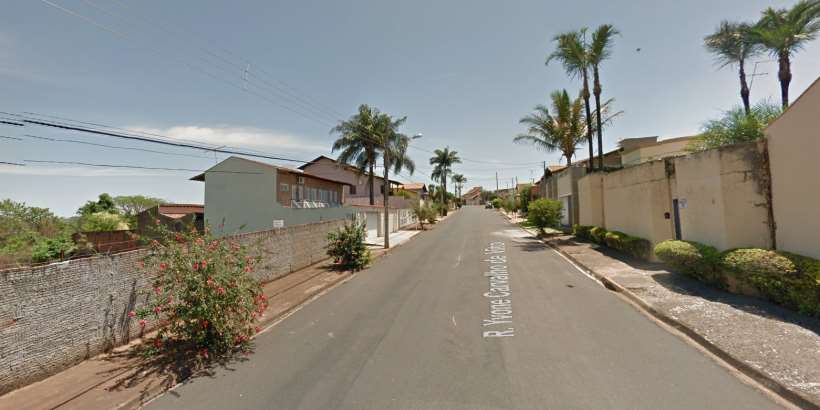 Bandidos invadem casa, amarram idoso, bebem e fogem com veículos - Google Street View/Reprodução