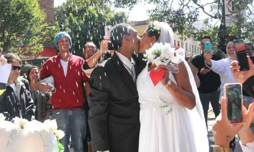 Moradores de rua dizem o 'sim' ao som de 'É o amor' em casamento em BH - Jair Amaral /EM/D.A.Press