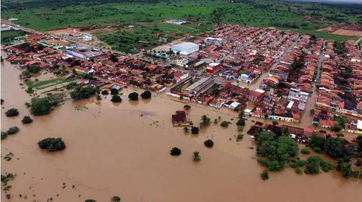 Barragem rompe na Bahia e obriga moradores a deixar casas; água bloqueou rodovia - Junior Nascimento /Prefeitura Coronel João Sá