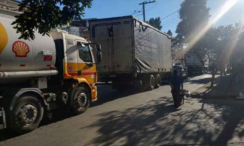 Caminhões com problemas fecham parte da Via Expressa de Contagem - Reprodução da internet/WhatsApp