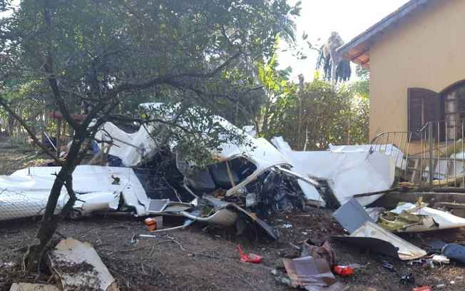 Avião cai em quintal de casa e mata dois no interior de SP - Divulgação Corpo de Bombeiros 