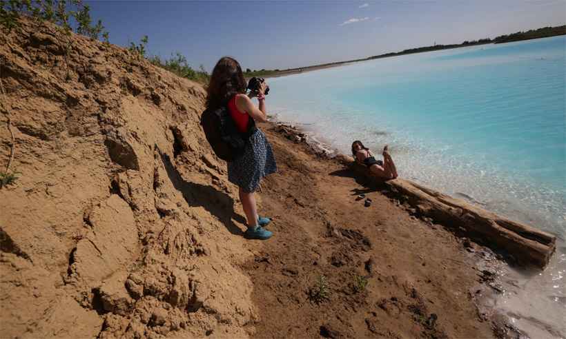 Atrás de likes, russos tiram fotos em lago contaminado, mas de visual paradisíaco - ROSTISLAV NETISOV / AFP
