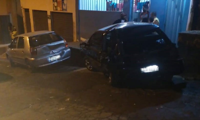 Carro desgovernado bate e deixa três pessoas feridas em BH - Edson Barbosa/Divulgação