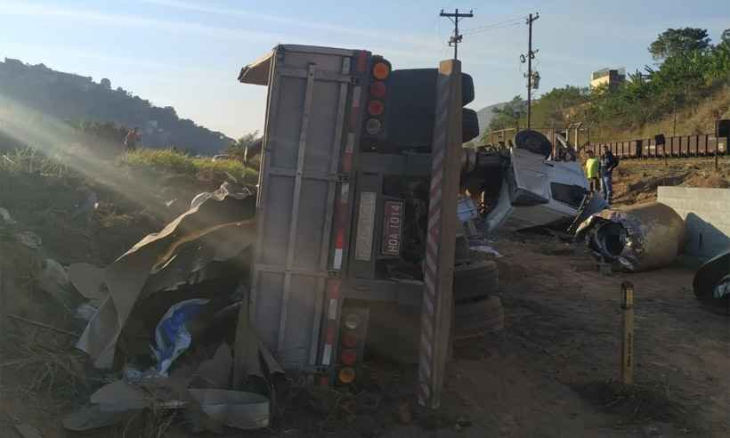 Batida entre carro e carreta deixa um morto na BR-381; família viajava de férias  - Corpo de Bombeiros/Divulgação