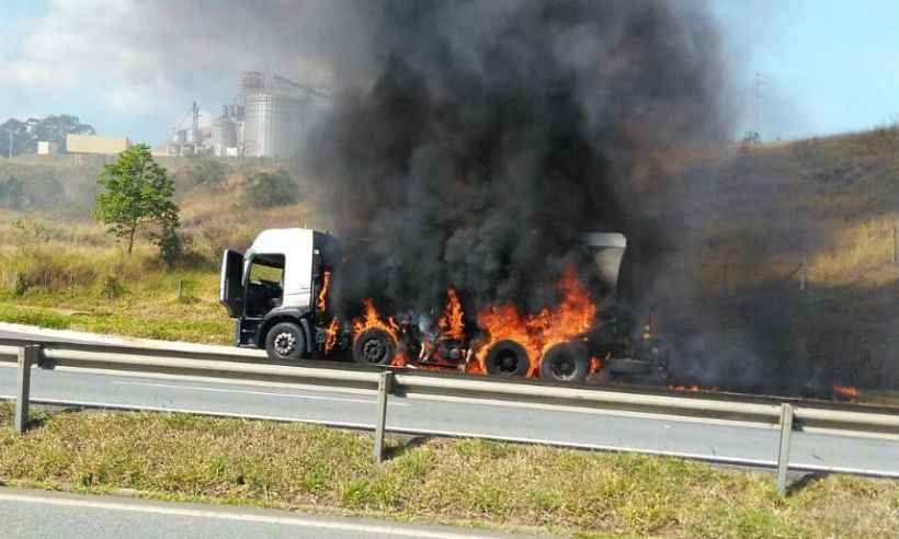 Caminhão-tanque pega fogo e causa congestionamento quilométrico na BR-381 - WhatsApp/Reprodução