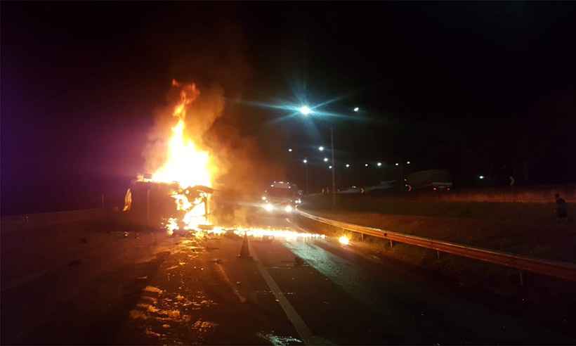 Incêndio em carreta provoca congestionamento na BR-381, em Carmo da Cachoeira  - Polícia Rodoviária Federa/Divulgação