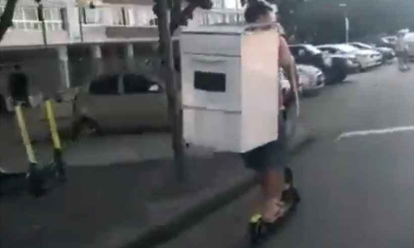 Homem é flagrado transportando fogão em patinete elétrico no Rio de Janeiro - Reprodução/Twitter