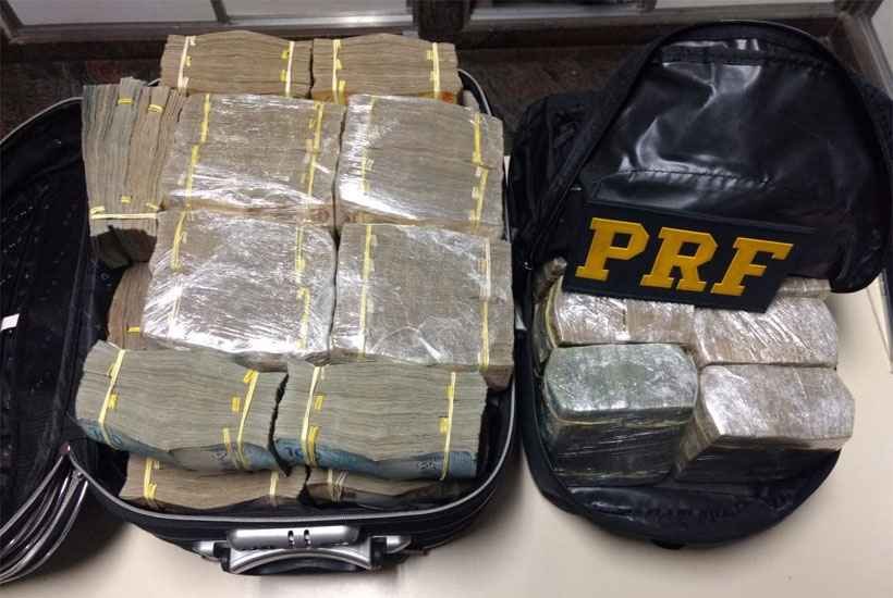 Policiais de Alagoas são abordados com R$ 1,5 milhão em carro na BR-381 - PRF/Divulgação