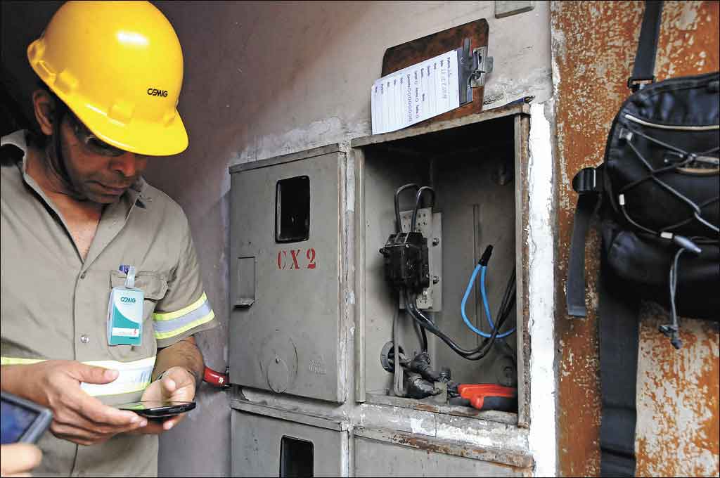 Em bairros nobres e na periferia, 'gatos' na rede elétrica encarecem as contas de luz em 5% - Paulo Filgueiras/EM/D.A Press