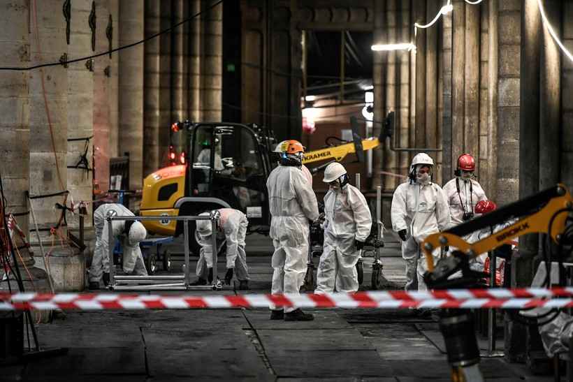 Obras de reconstrução de Notre Dame são suspensas por exposição a resíduos de chumbo - STEPHANE DE SAKUTIN / POOL / AFP