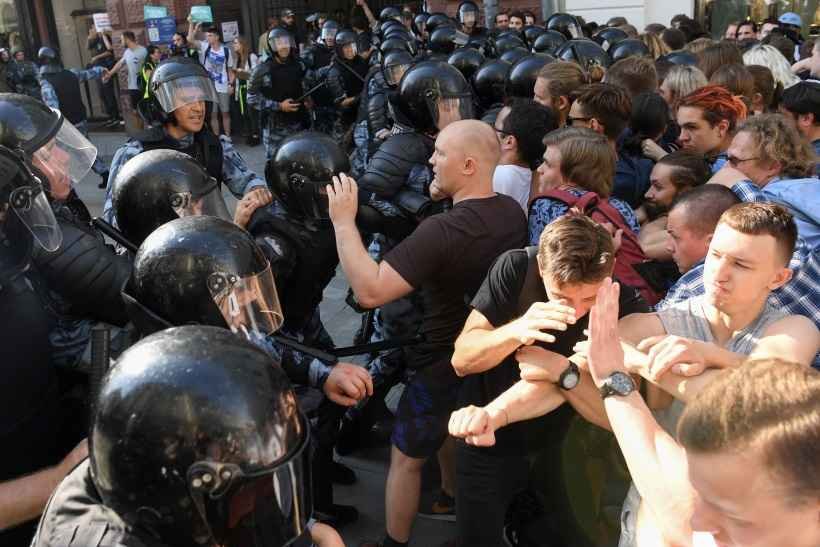 Polícia prende centenas em protesto por eleições livres em Moscou - Kirill Kudryavtsev/AFP