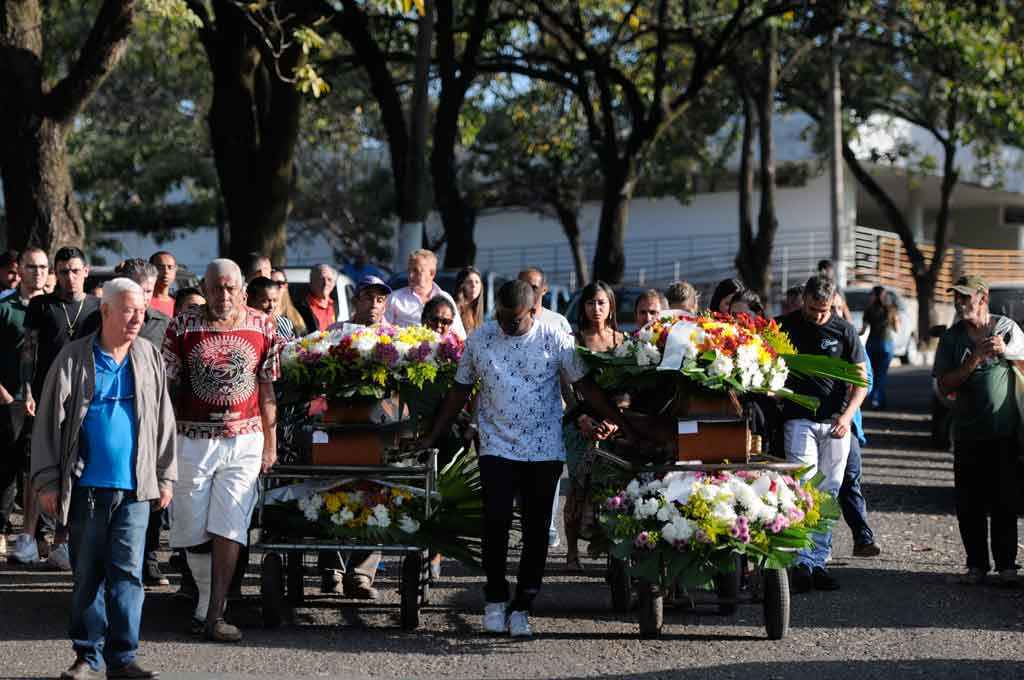 'Minha filha representa minha vida', diz mãe durante enterro de mulher e filho assassinados em BH - Alexandre Guzanshe/EM/D.A Press