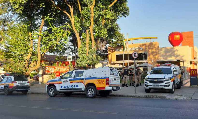 Suspeito de assalto em 'saidinha de banco' é abordado em drive-thru do McDonald's - Gladyston Rodrigues/EM/D.A. Press