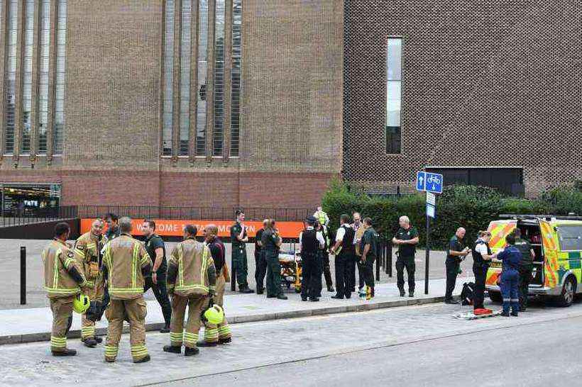 Adolescente detido por jogar criança do 10º andar da Tate Modern - AFP / Daniel SORABJI