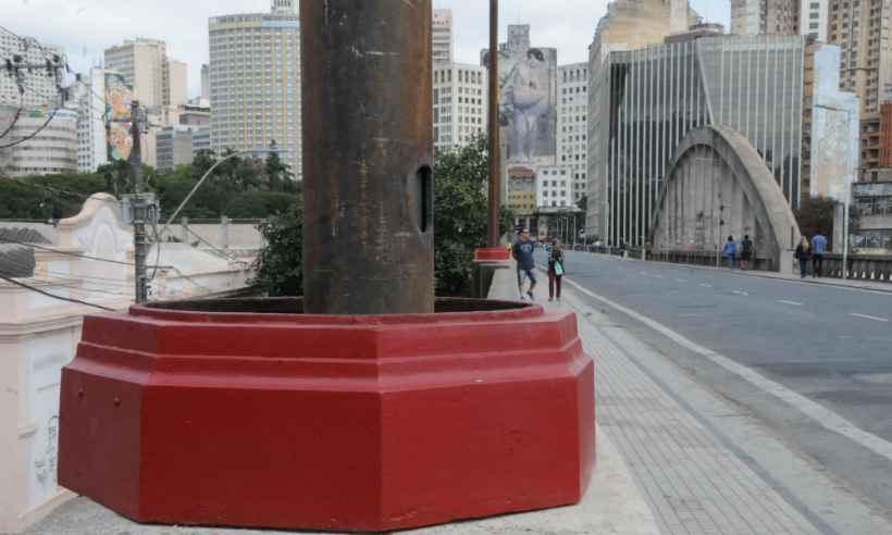 Restaurados, postes do Viaduto Santa Tereza são recolocados - Paulo Filgueiras/EM/D.A Press