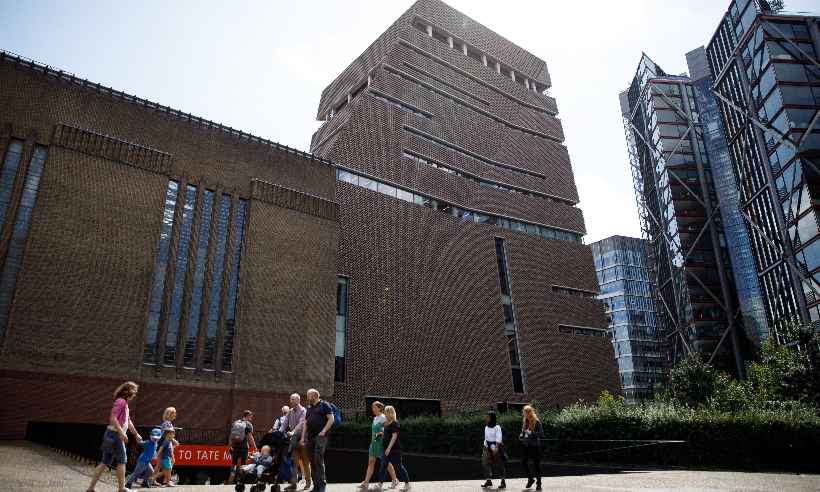 Menino empurrado do 10º andar de museu de Londres está fora de perigo - Tolga Akmen / AFP