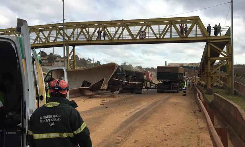 Carreta tomba, espalha trigo na BR-381 e deixa ferida em Betim - Corpo de Bombeiros/Divulgação