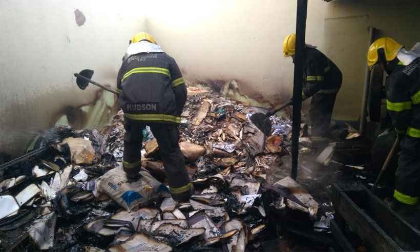 Incêndio em lote vago atinge galpão de gráfica em Lagoa Santa  - Corpo de Bombeiros/Divulgação