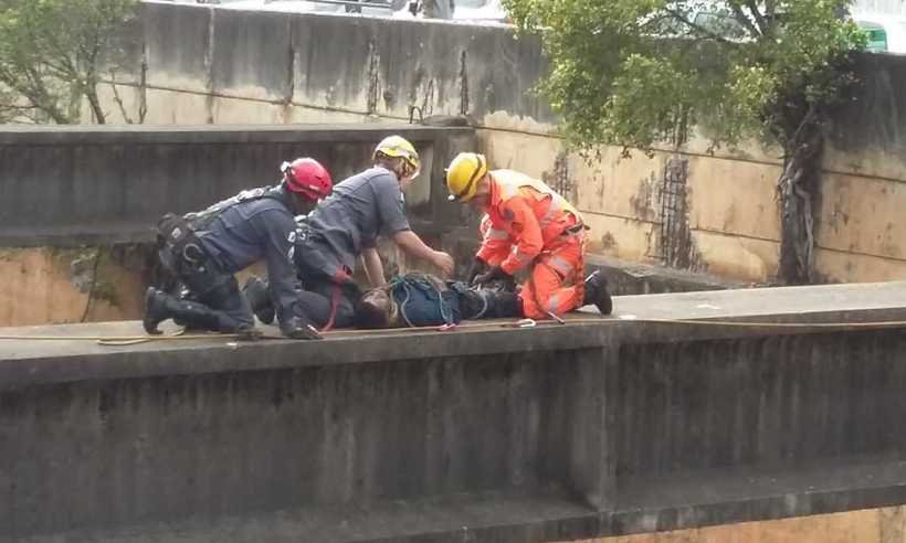 Bombeiros resgatam homem em viga do Ribeirão Arrudas - Elian Guimarães/EM/D.A PRESS