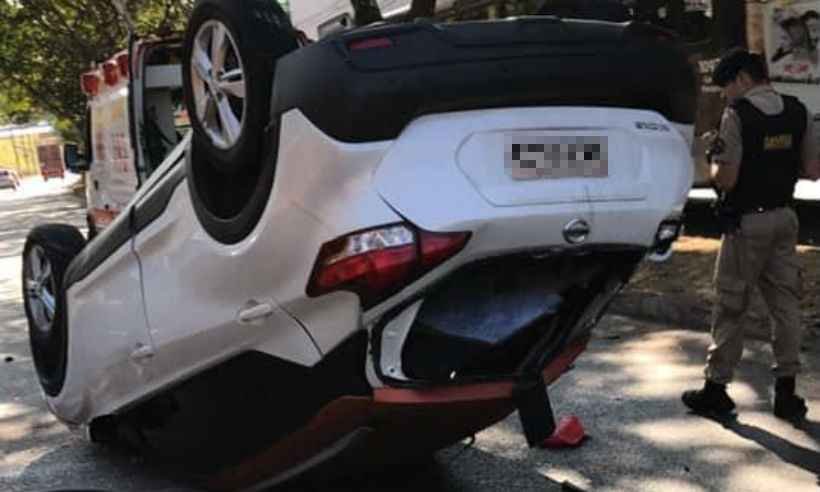 Carro capota na Avenida Raja Gabaglia  - Leandro Alves