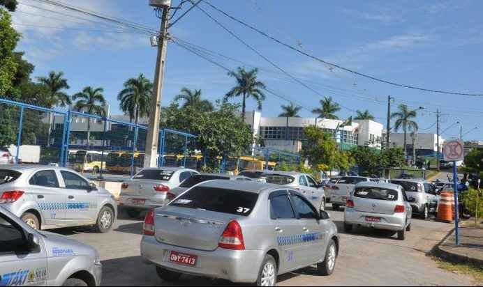 Transporte por aplicativo: regulamentação gera impasse com taxistas em Nova Serrana -  Jornal O Popular