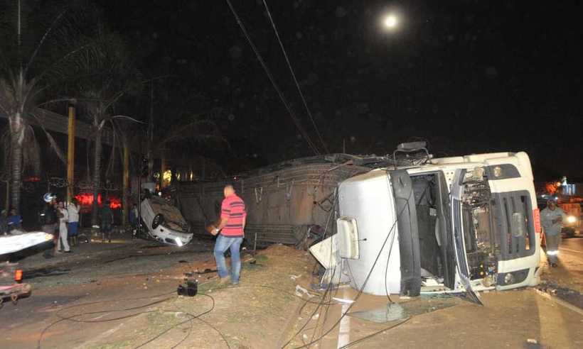 Cegonheira atinge quatro veículos, tomba e deixa feridos na Via Expressa de Contagem - Marcos Vieira/EM/D.A PRESS