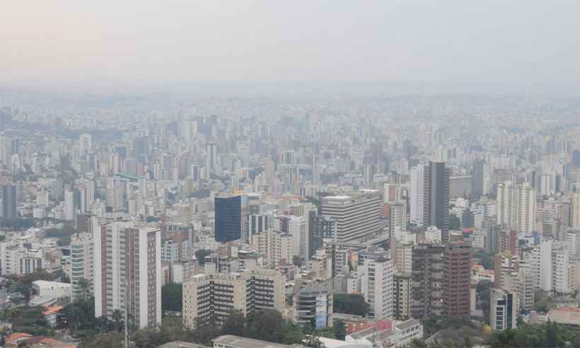 Poluição urbana: fenômeno da inversão térmica cria 'nata' de pó sobre a capital - Túlio Santos/EM/DA Press