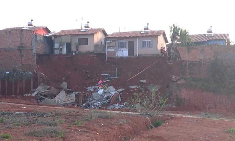 Famílias ficam desalojadas após desmoronamento de barranco em Pouso Alegre - Magson Gomes/Portal Terra do Mandu/Divulgação