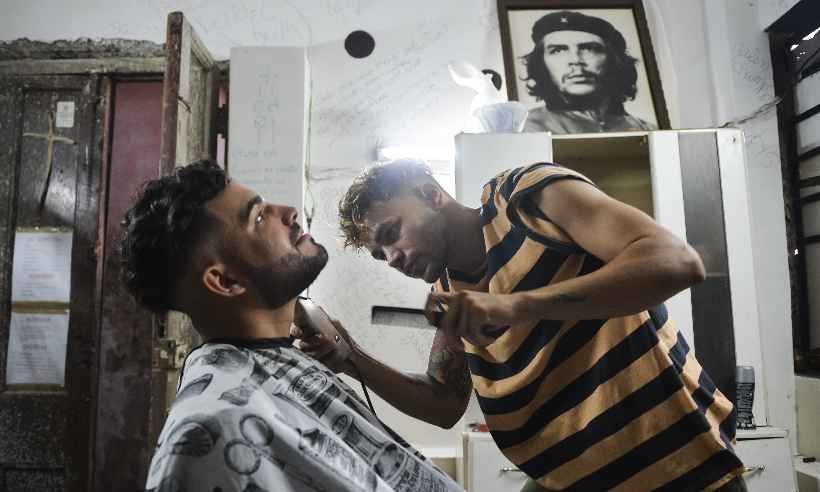 Barba volta a ser moda em Cuba 60 anos depois da Revolução - YAMIL LAGE / AFP