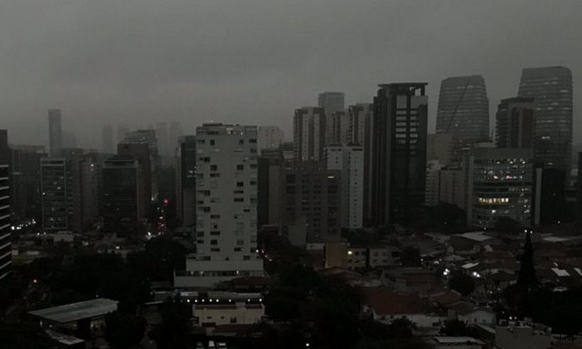 Fumaça que escureceu São Paulo não deve chegar em BH; entenda - Reprodução/Twitter