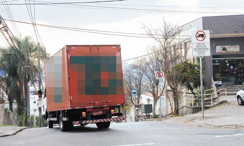 Desrespeito de caminhões em ladeiras de tráfego proibido é constante na Zona Sul - Juarez Rodrigues/EM/D.A Press