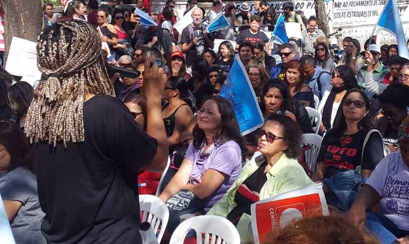 Contra fusão de turmas, professores protestam com ''aulão'' no Instituto de Educação - Paulo Filgueiras/EM/D.A Press
