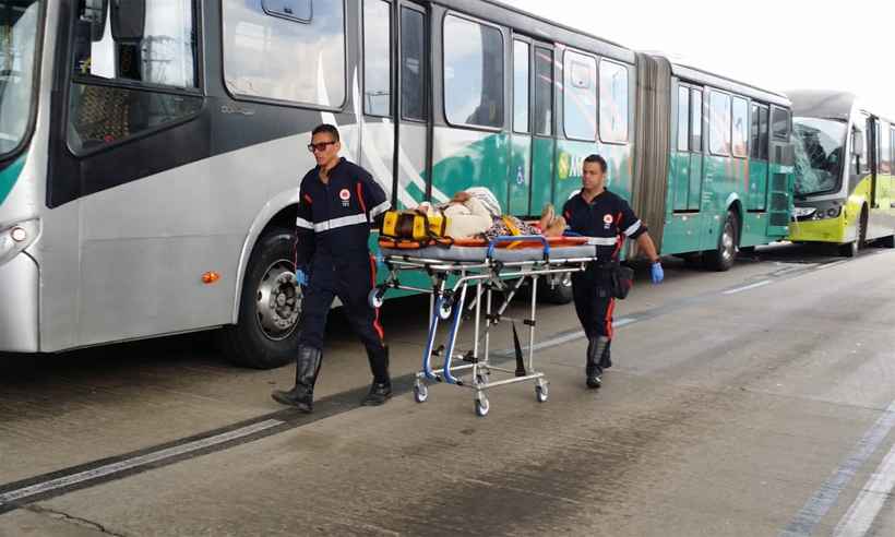 Batida entre dois ônibus do Move deixa feridos na Avenida Antônio Carlos - Paulo Filgueiras/EM/DA Press