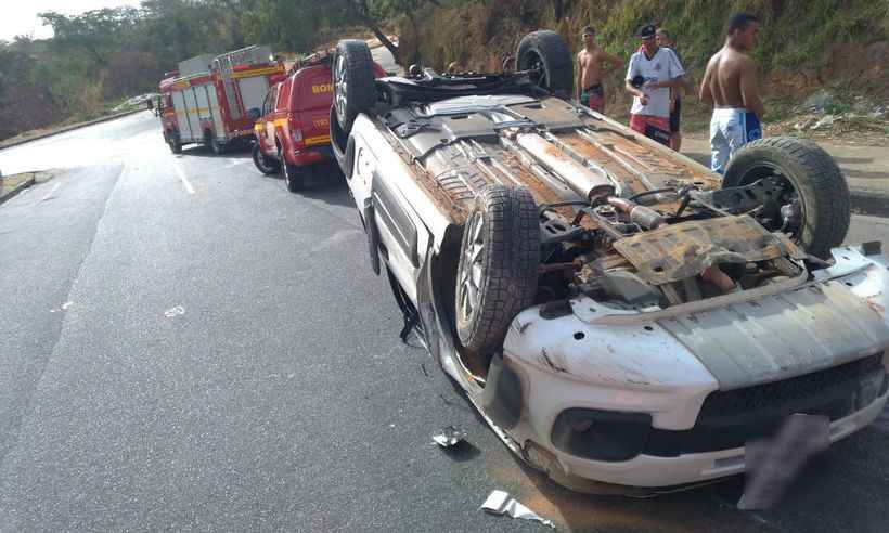 Carro capota e deixa duas pessoas feridas em BH - Corpo de Bombeiros/Divulgação