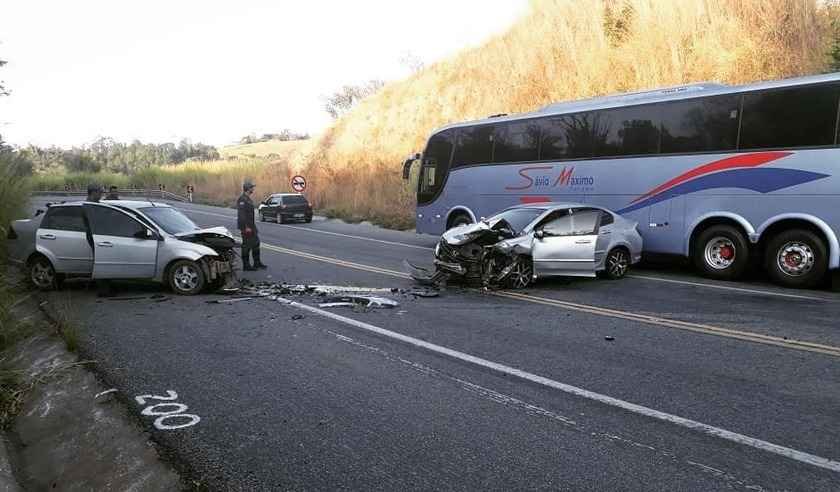 Batida frontal entre veículos deixa trânsito lento na BR 494 em Oliveira - Wemerson Kim/Divulgação