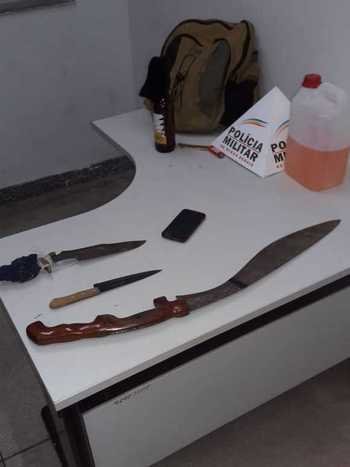Com facão e querosene, homem ameaça matar fiscais de ônibus  - Polícia Militar/Divulgação