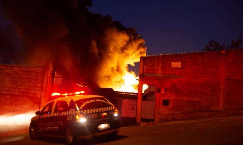 Incêndio de grandes proporções destrói galpão em Betim  - Jorge Lopes/Esp.EM/DAPress