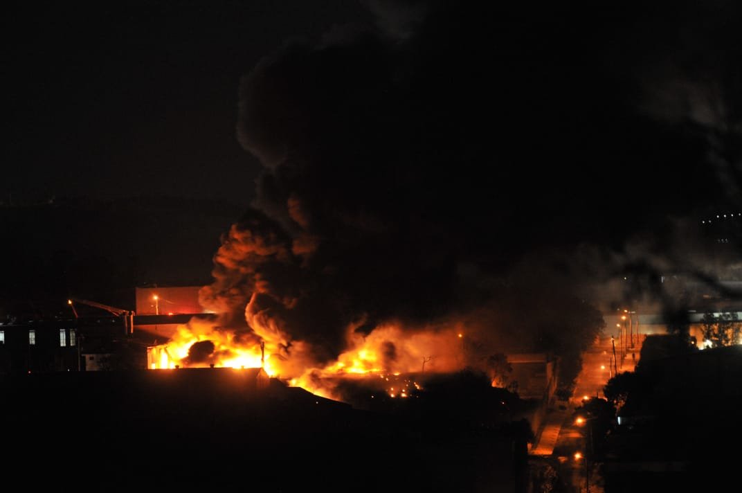 Galpão incendiado em Betim pode estar irregular junto aos bombeiros - Marcos Vieira/EM/D.A Press
