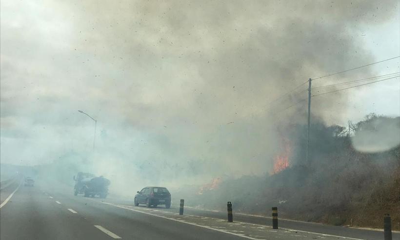 Incêndio em vegetação na MG-10 atrapalha motoristas sentido Confins, na Grande BH - Carlos Marcelo/EM