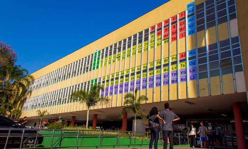 Tabela periódica faz 150 anos e ganha versão gigante para ninguém esquecer - Julio Sardinha/Secom/Cefet-MG