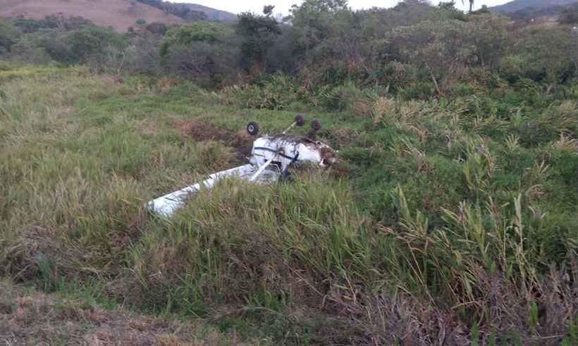 Avião faz pouso forçado às margens da BR-381 - WhatsApp/Reprodução