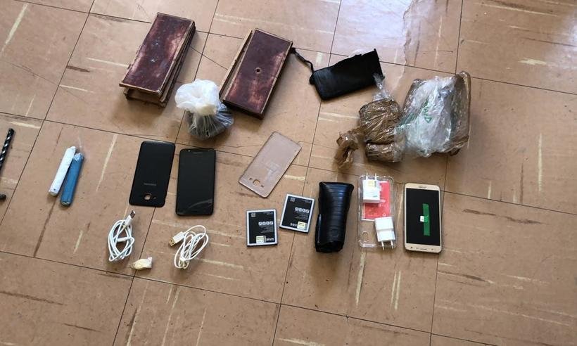 Agentes encontram drogas e celulares na Nelson Hungria - Reprodução/WhatsApp